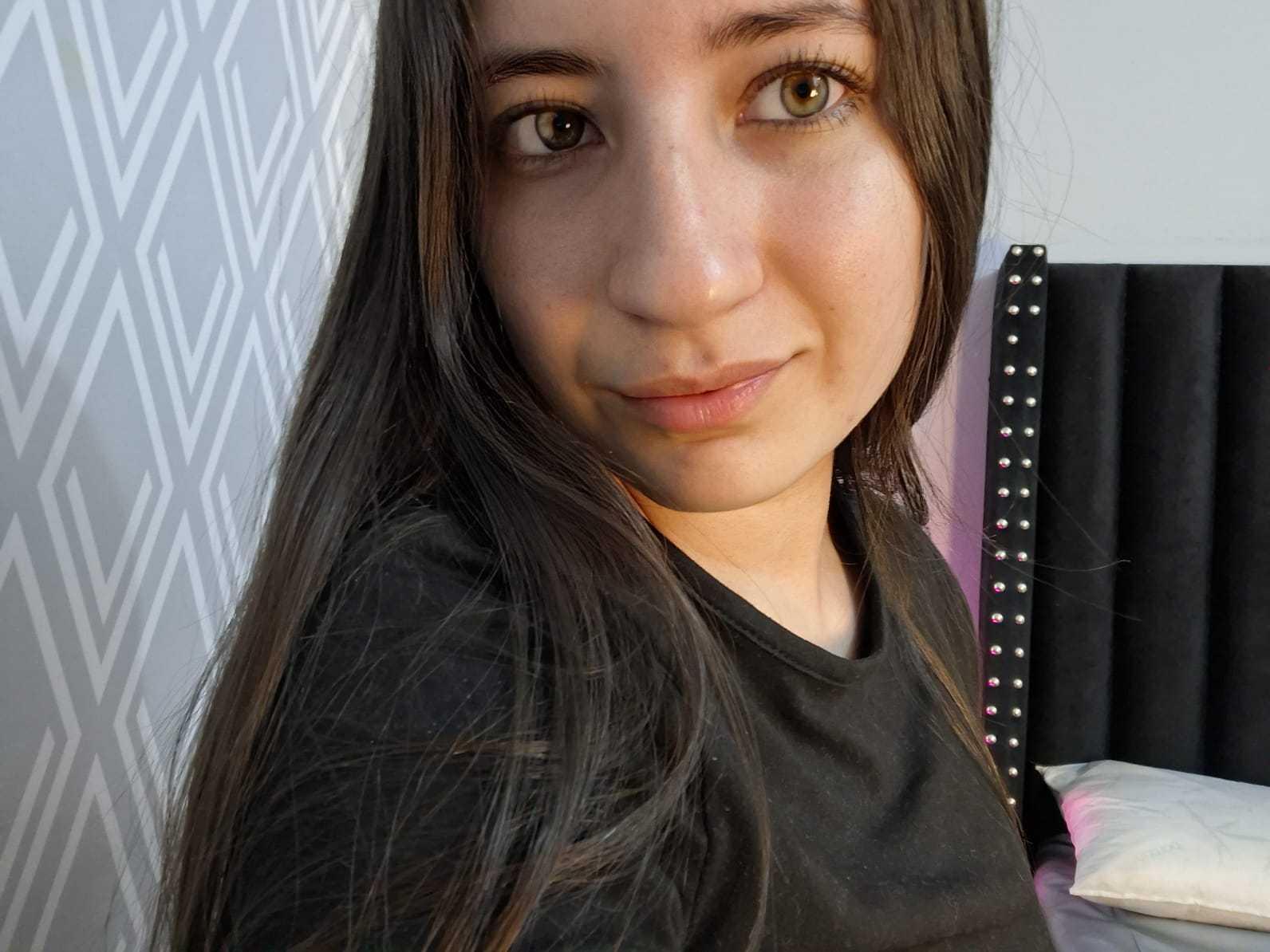 Image of cam model HottieDayCare from XloveCam