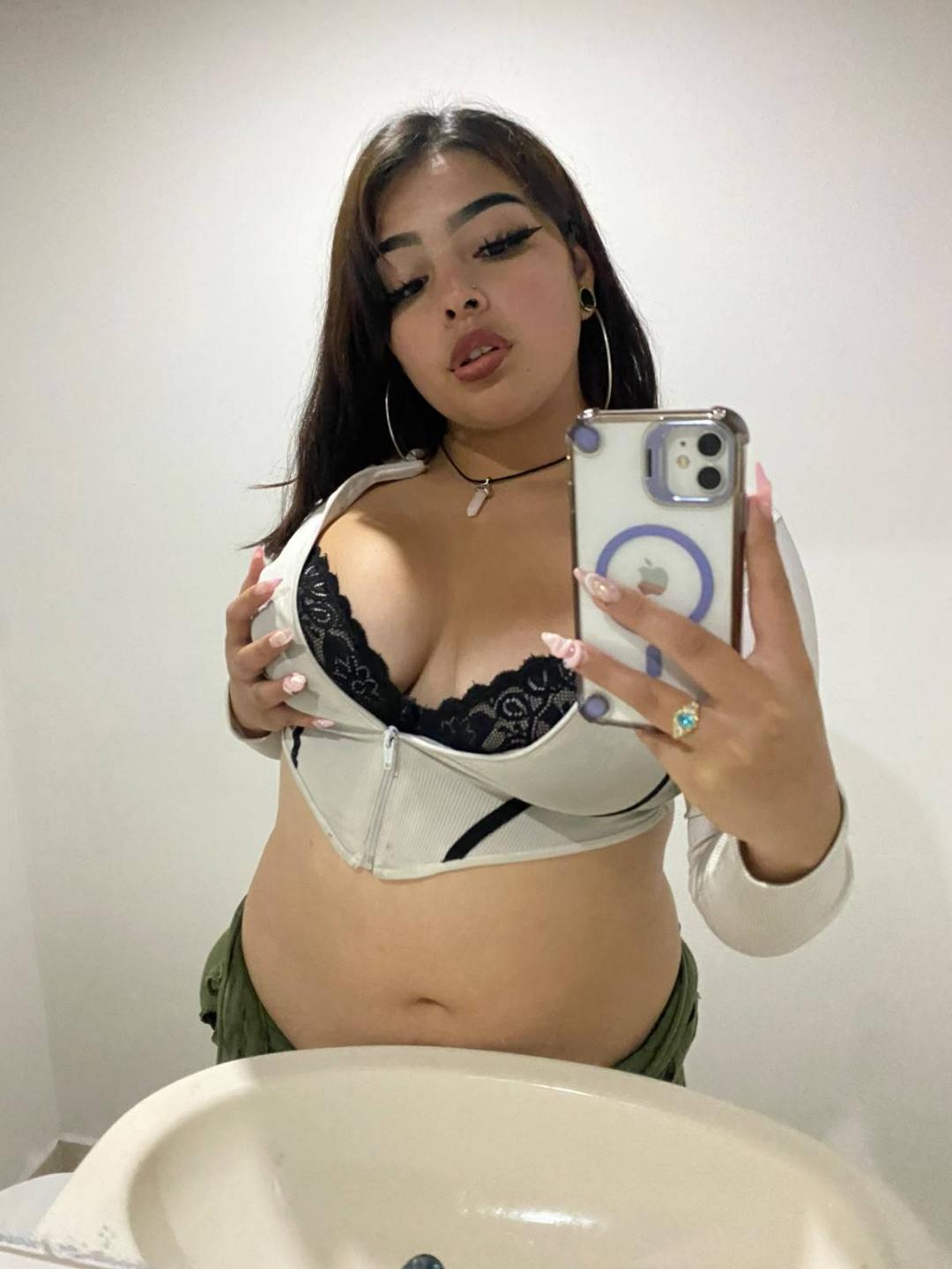 Image of cam model LiliMilk from XloveCam
