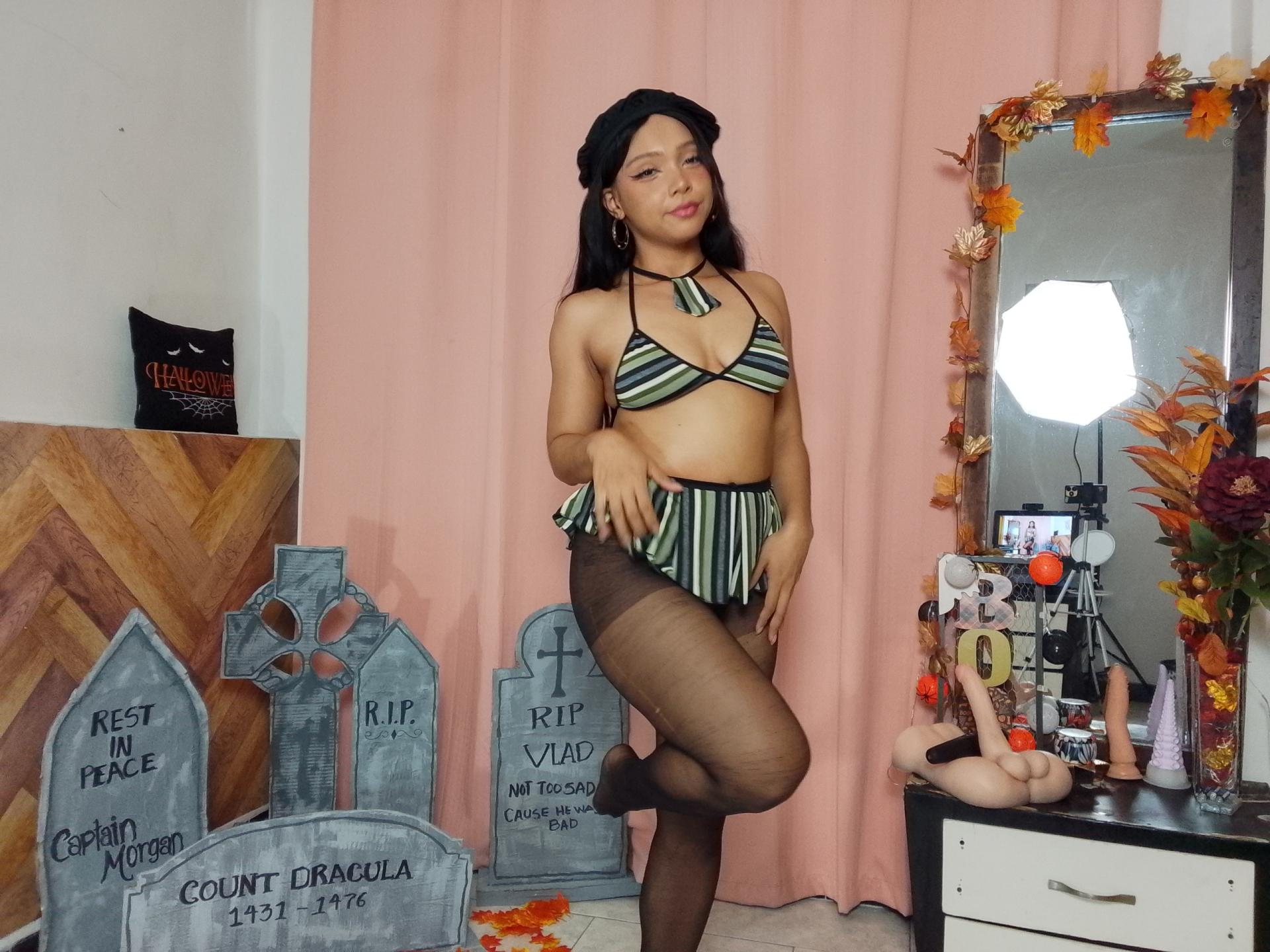 Image of cam model NashaLoule from XloveCam