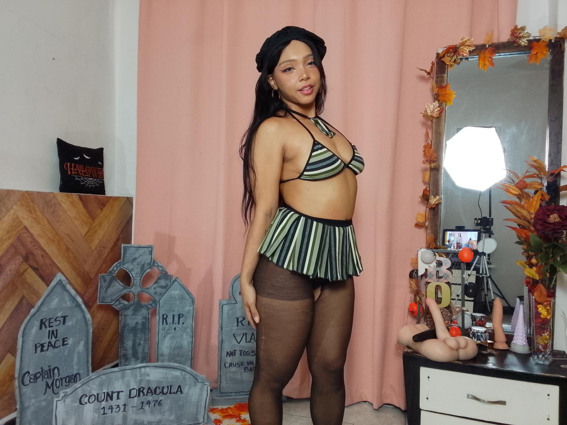 Image of cam model NashaLoule from XloveCam
