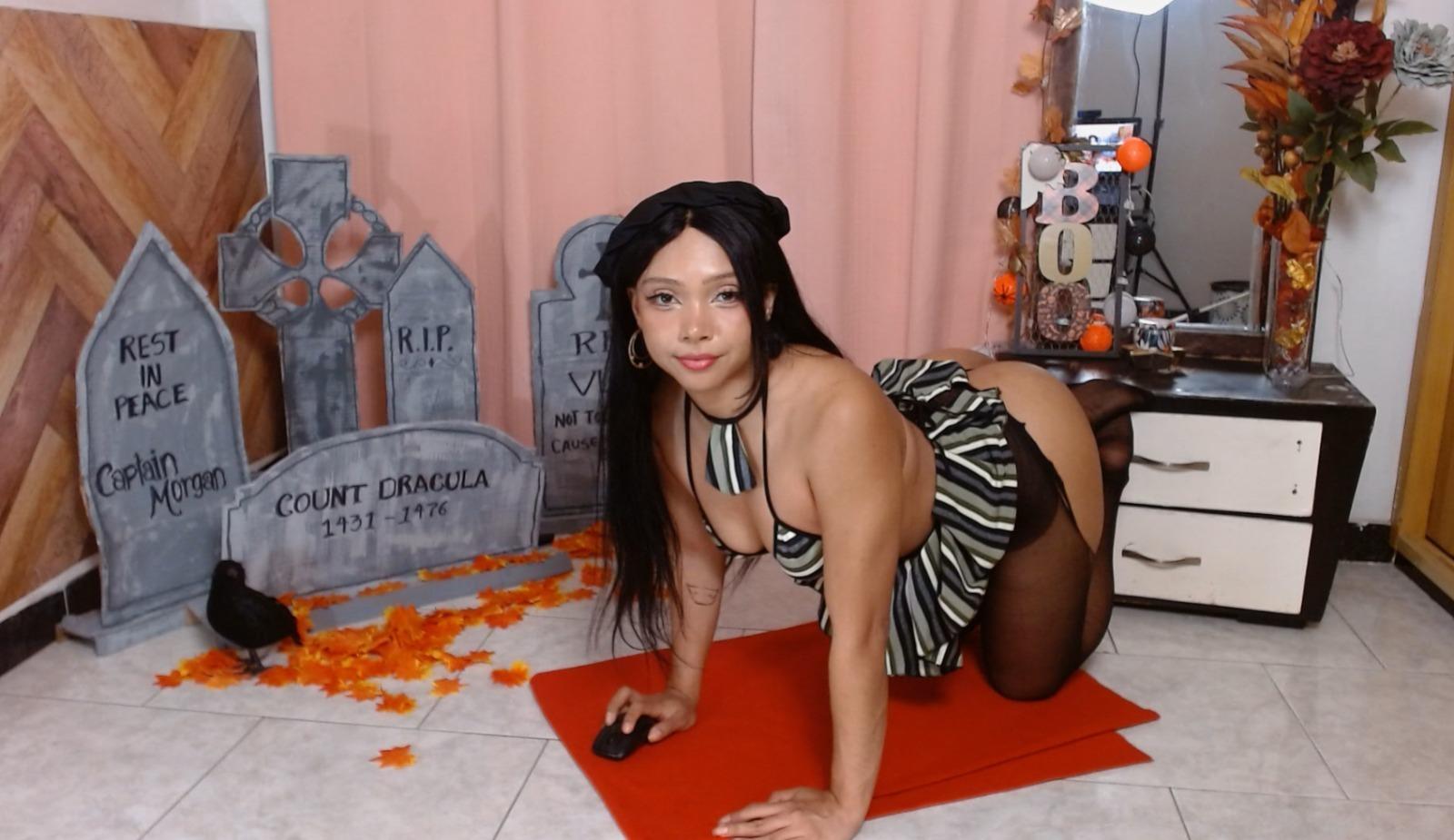 Image of cam model NashaLoule from XloveCam