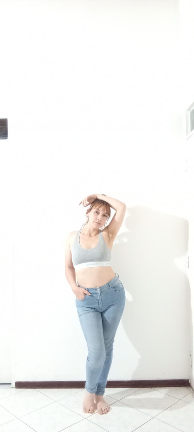 Image of cam model AliceRiot from XloveCam
