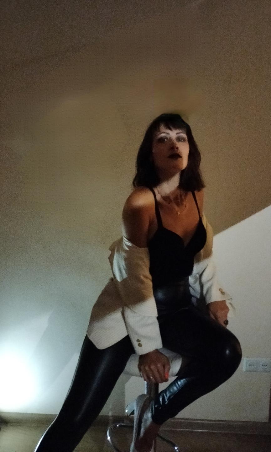Image of cam model MiraMixi from XloveCam