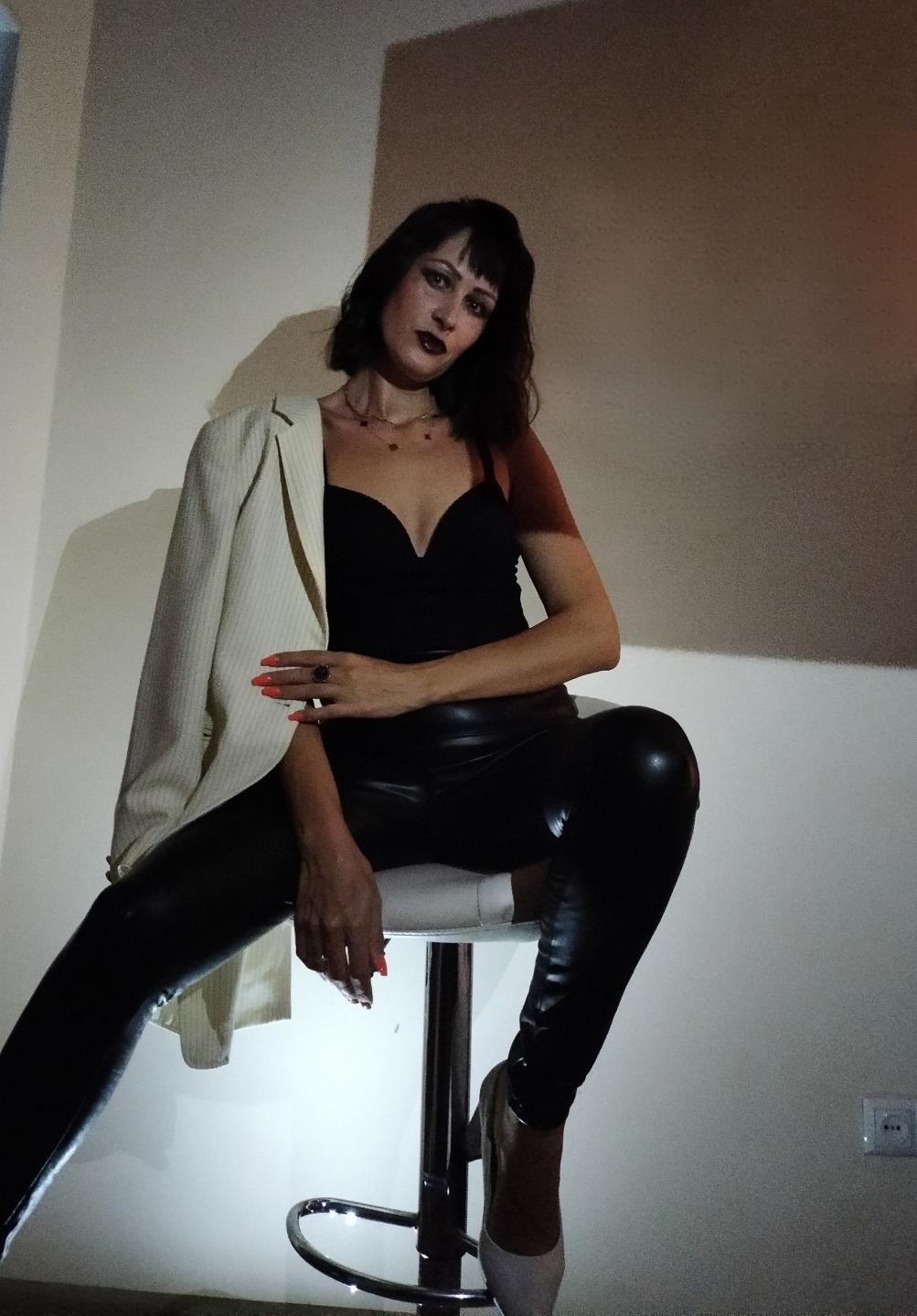 Image of cam model MiraMixi from XloveCam