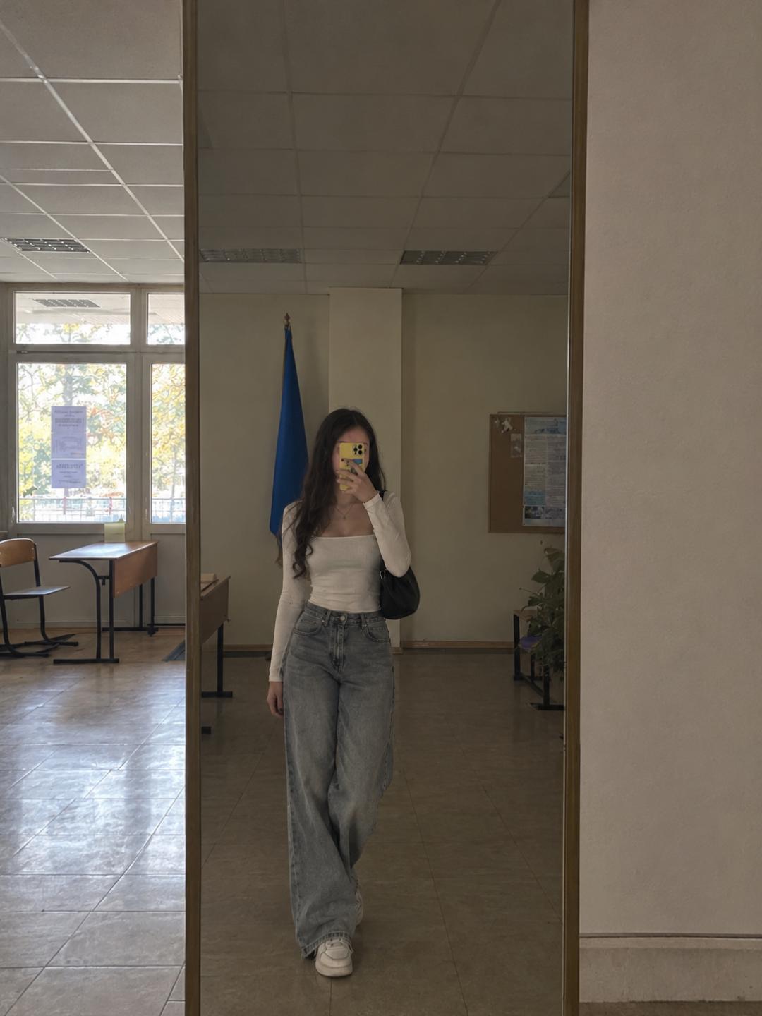 Image of cam model Ellaria from XloveCam