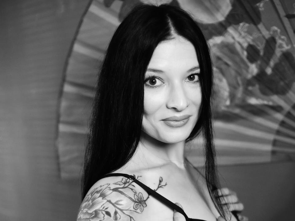Image of cam model MiaaCherry from XloveCam