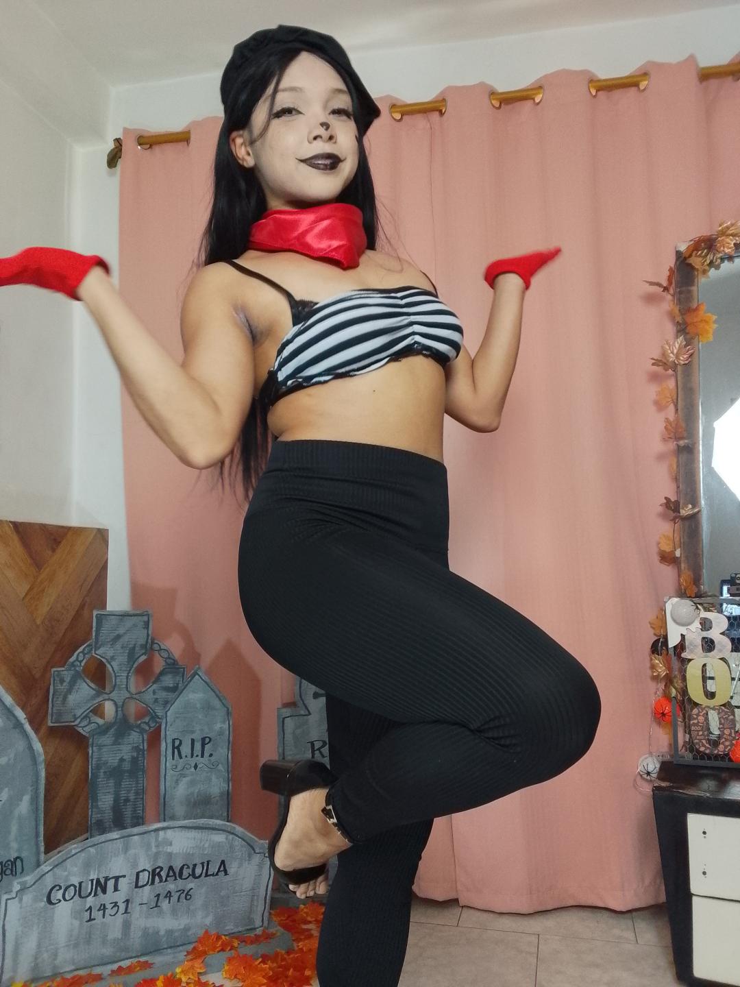 Image of cam model NashaLoule from XloveCam