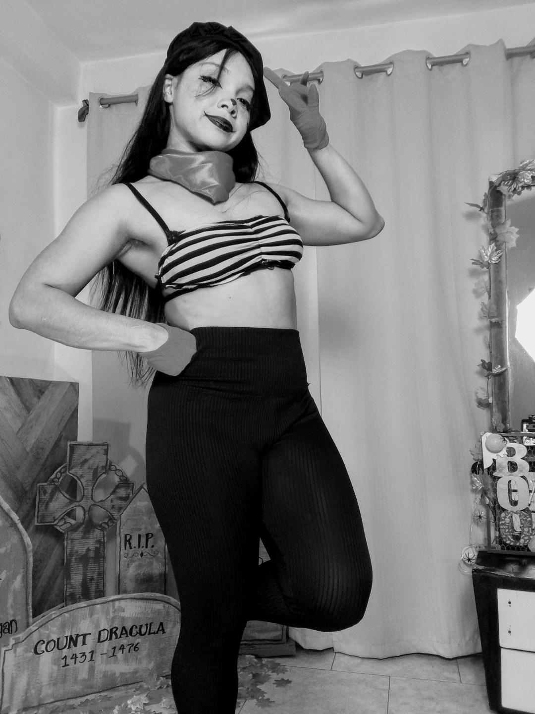 Image of cam model NashaLoule from XloveCam