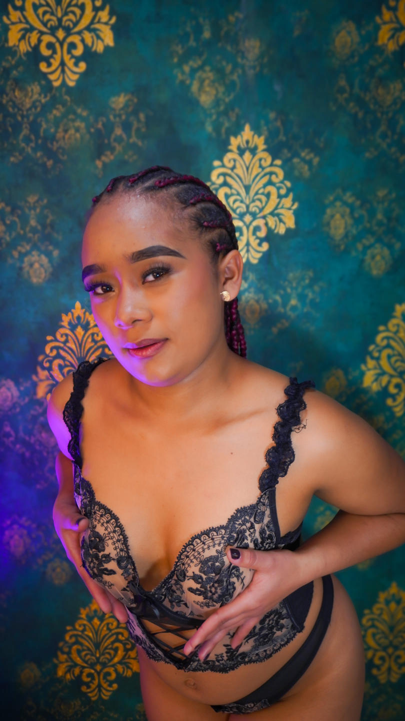Image of cam model KailaniMoani from XloveCam
