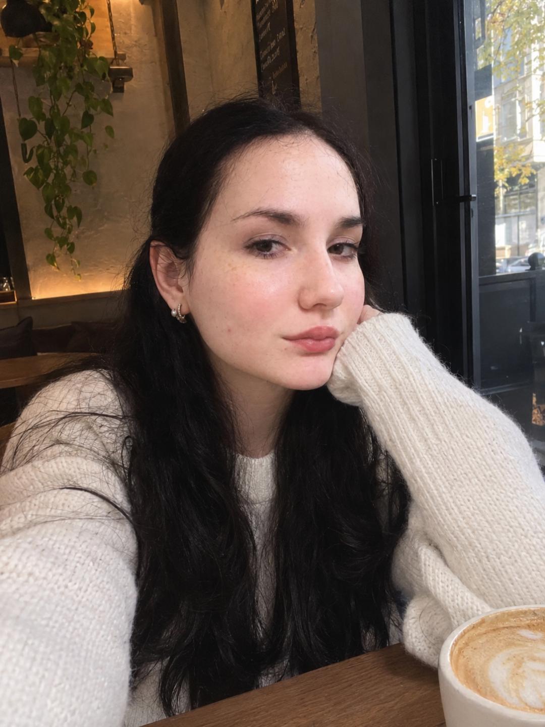Image of cam model Ellaria from XloveCam
