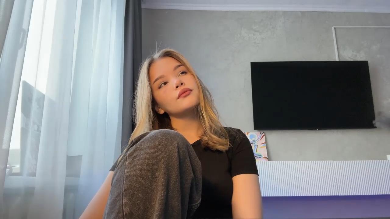 Image of cam model YulandaZentner from XloveCam