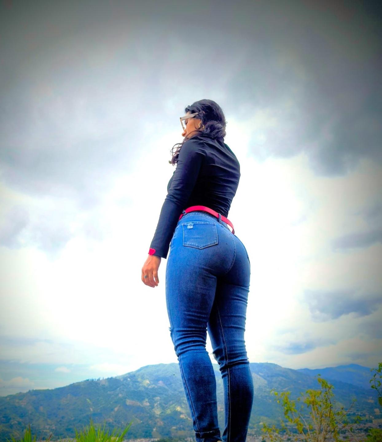 Image of cam model NicolSantos from XloveCam