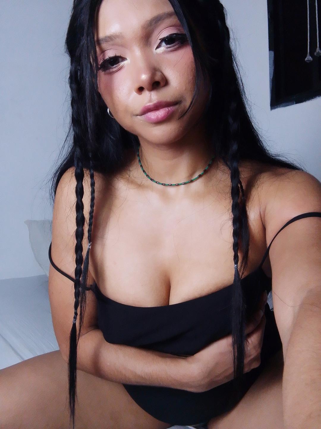 Image of cam model NashaLoule from XloveCam