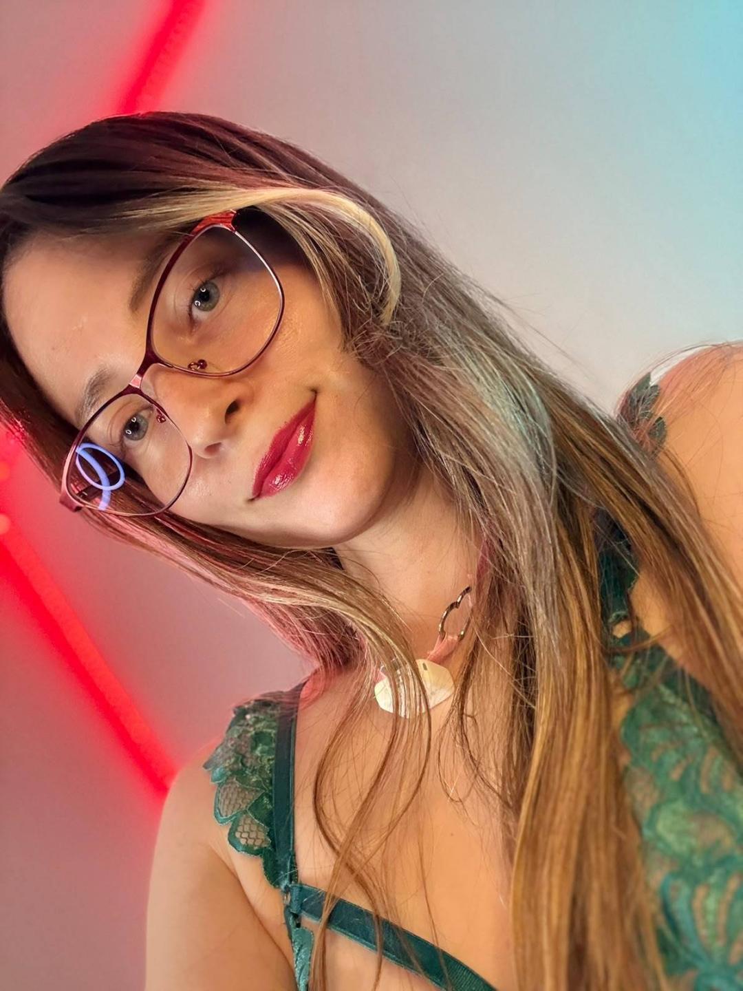Image of cam model AmberWoody from XloveCam