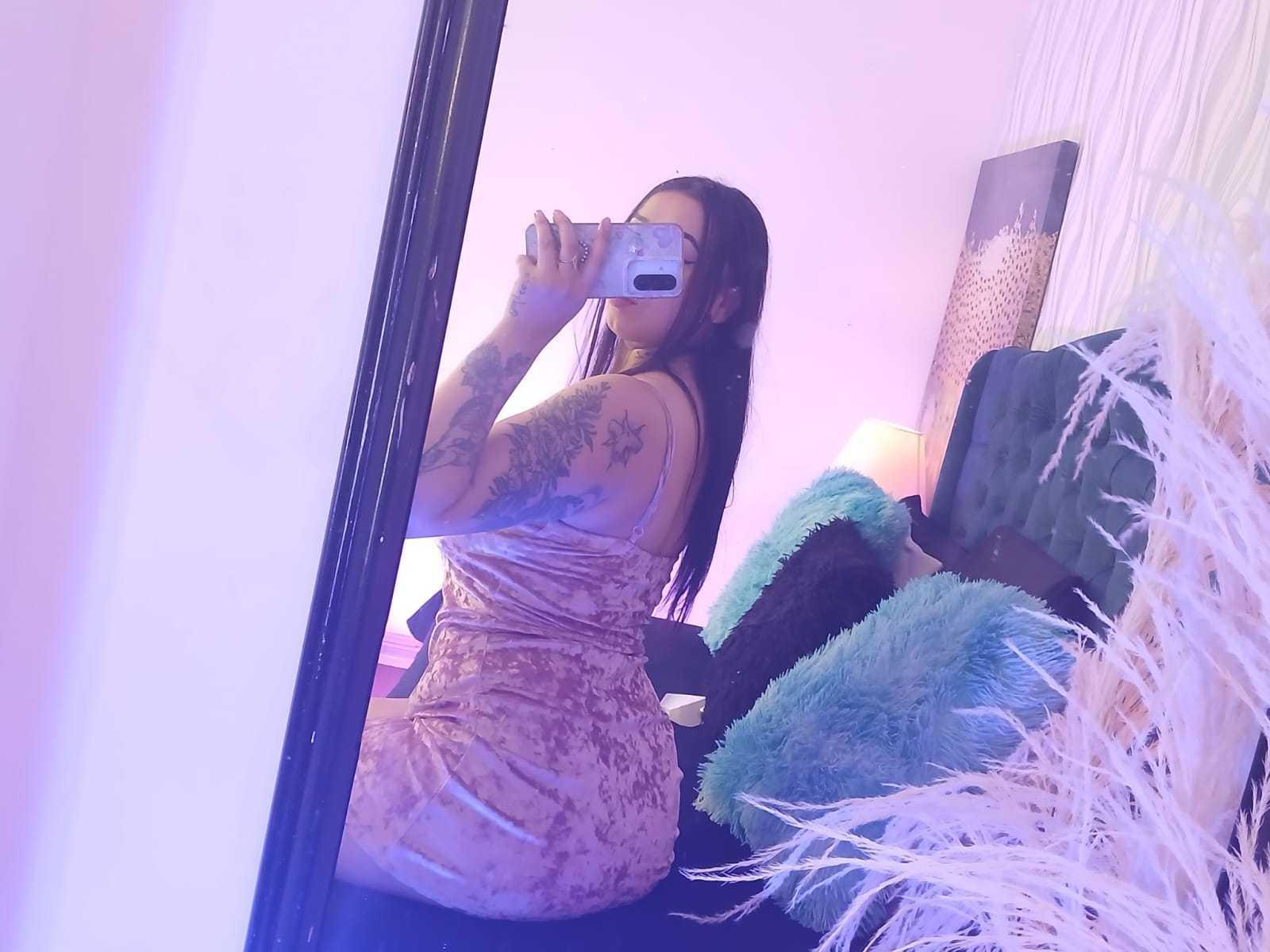 Image of cam model AnneHoneyy from XloveCam