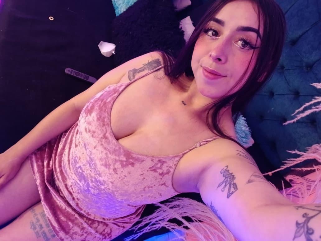 Image of cam model AnneHoneyy from XloveCam