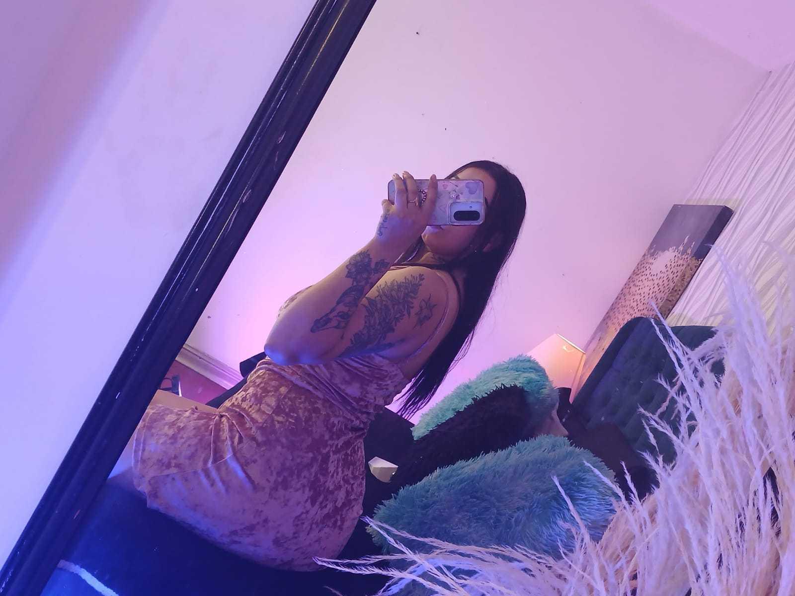 Image of cam model AnneHoneyy from XloveCam