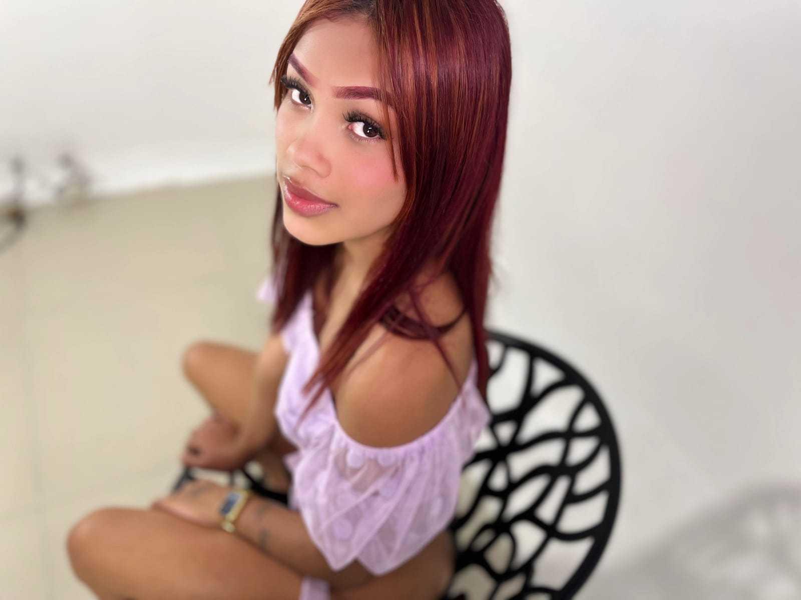 Image of cam model SiennaValois from XloveCam