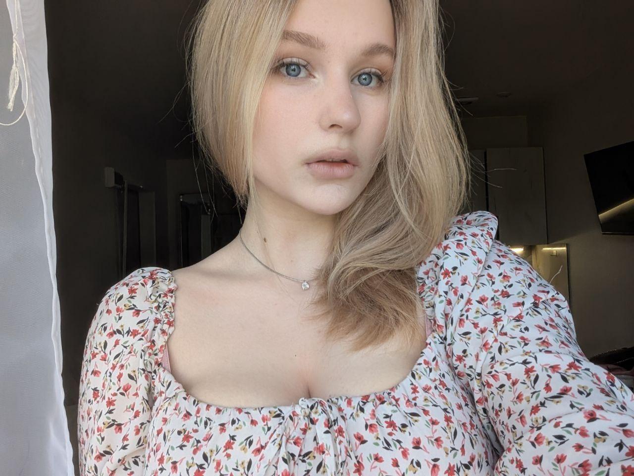 Image of cam model RealAnna from XloveCam