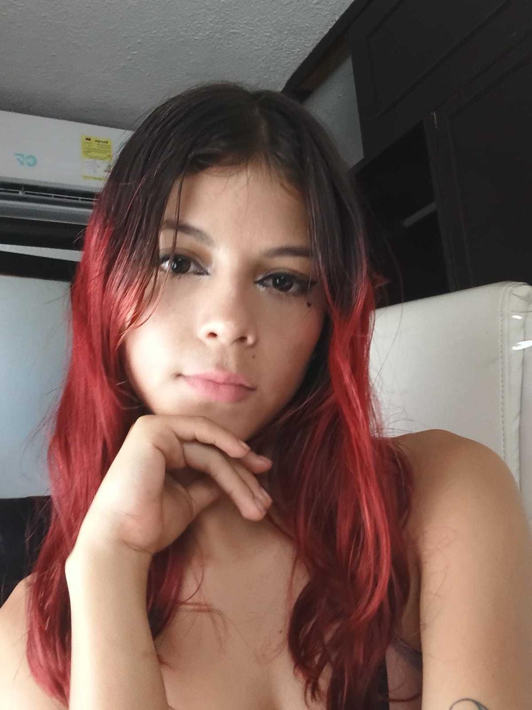 Image of cam model AteneaBlue from XloveCam