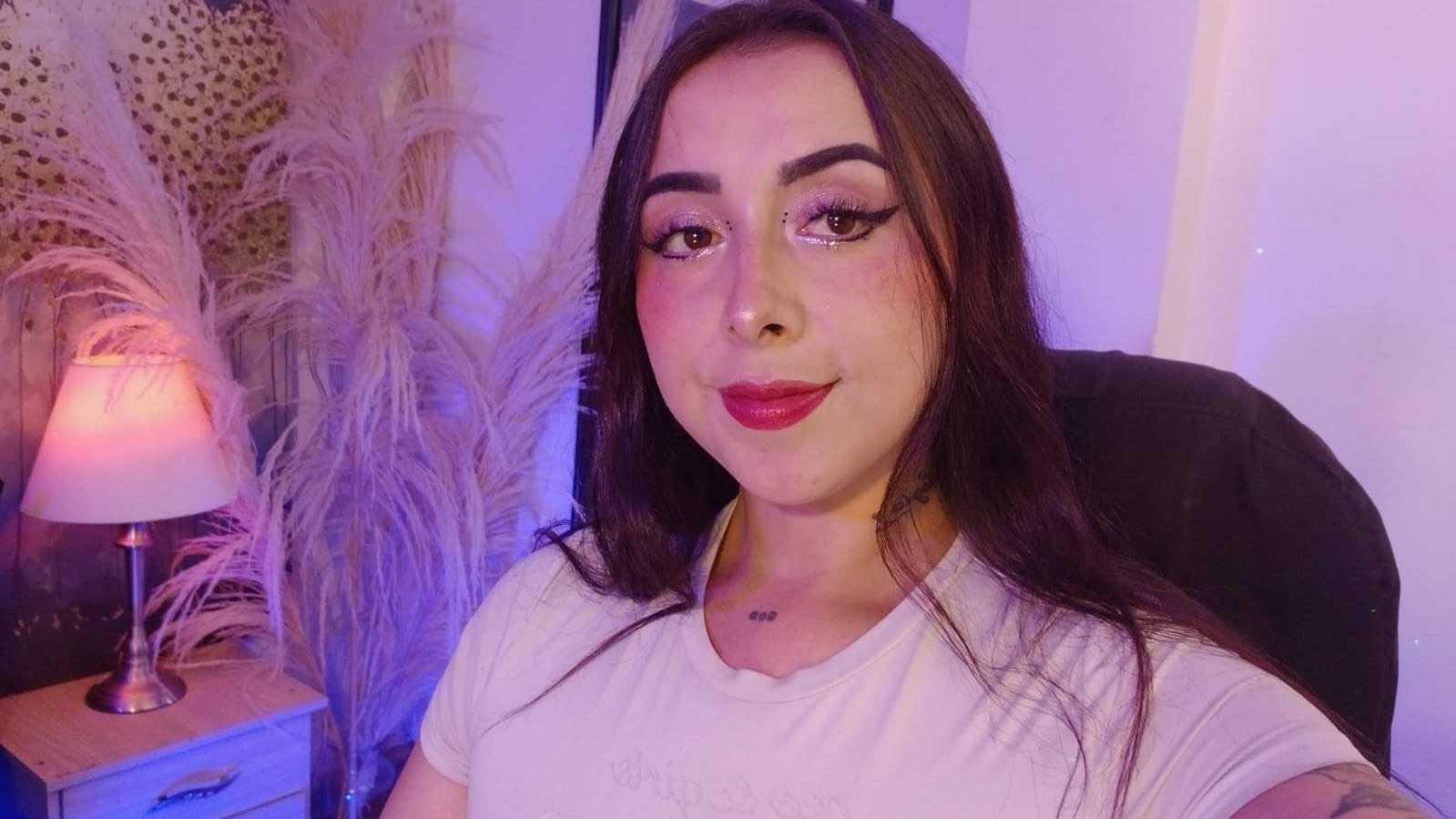 Image of cam model AnneHoneyy from XloveCam