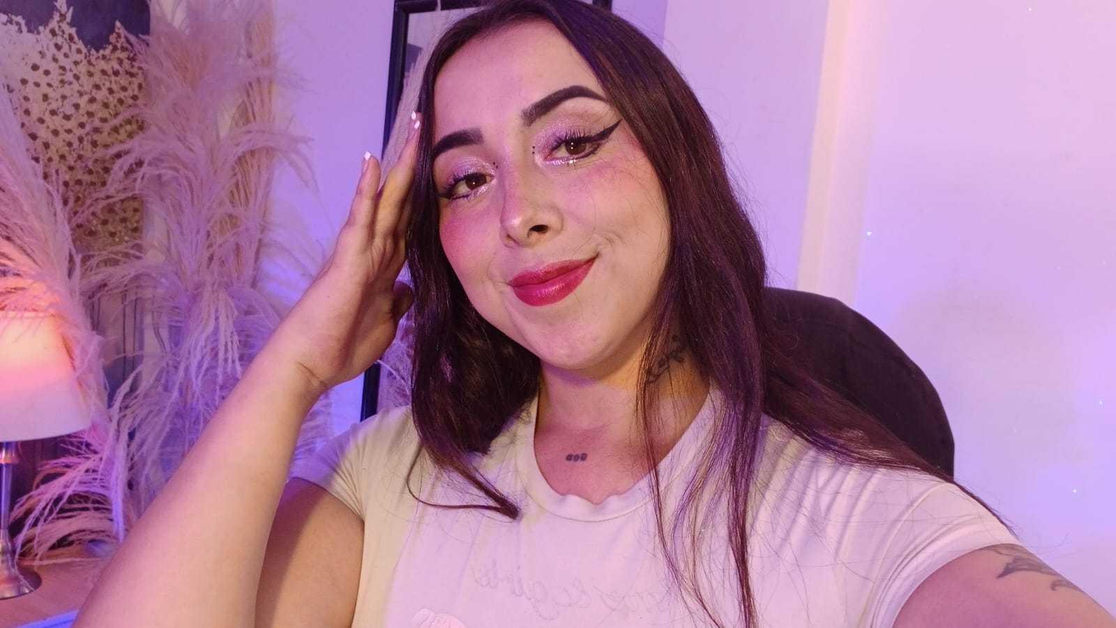 Image of cam model AnneHoneyy from XloveCam