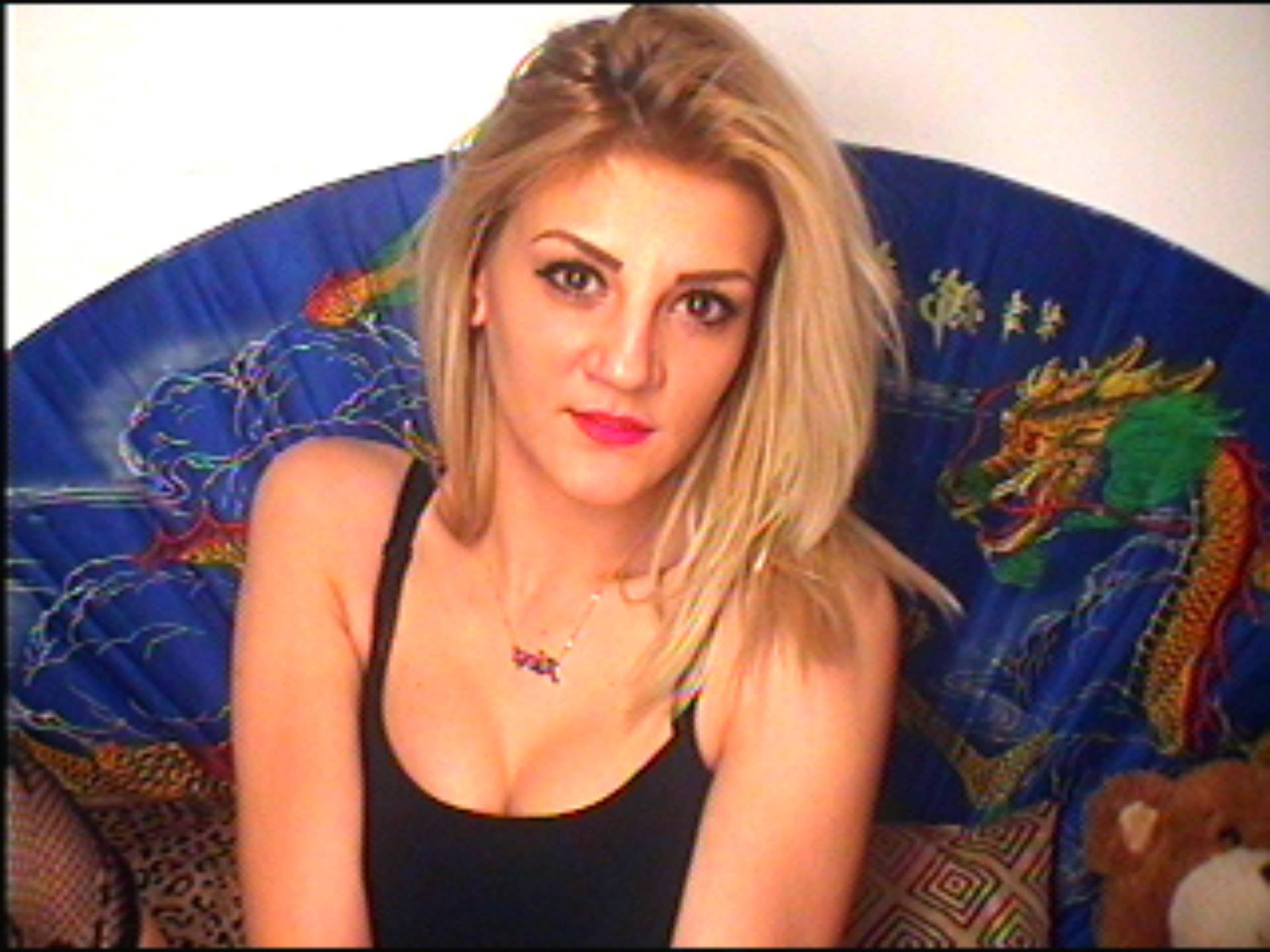 Image of cam model SarahFontain from XloveCam