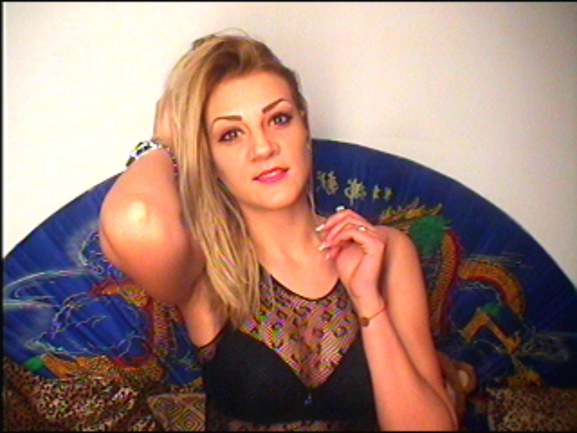 Image of cam model SarahFontain from XloveCam