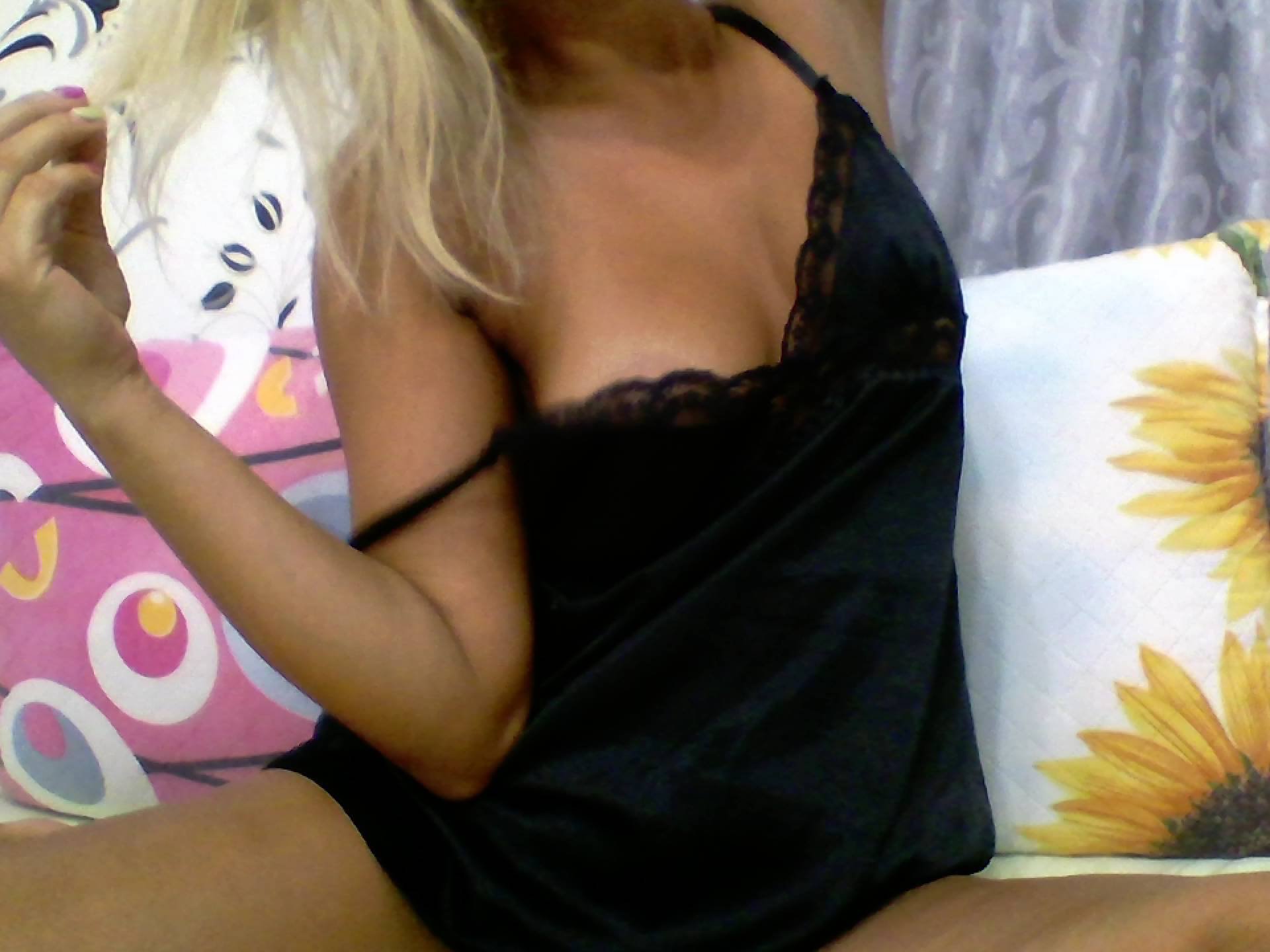 Image of cam model Eilly from XloveCam