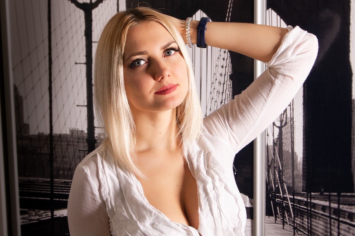 Image of cam model EliseONE from XloveCam