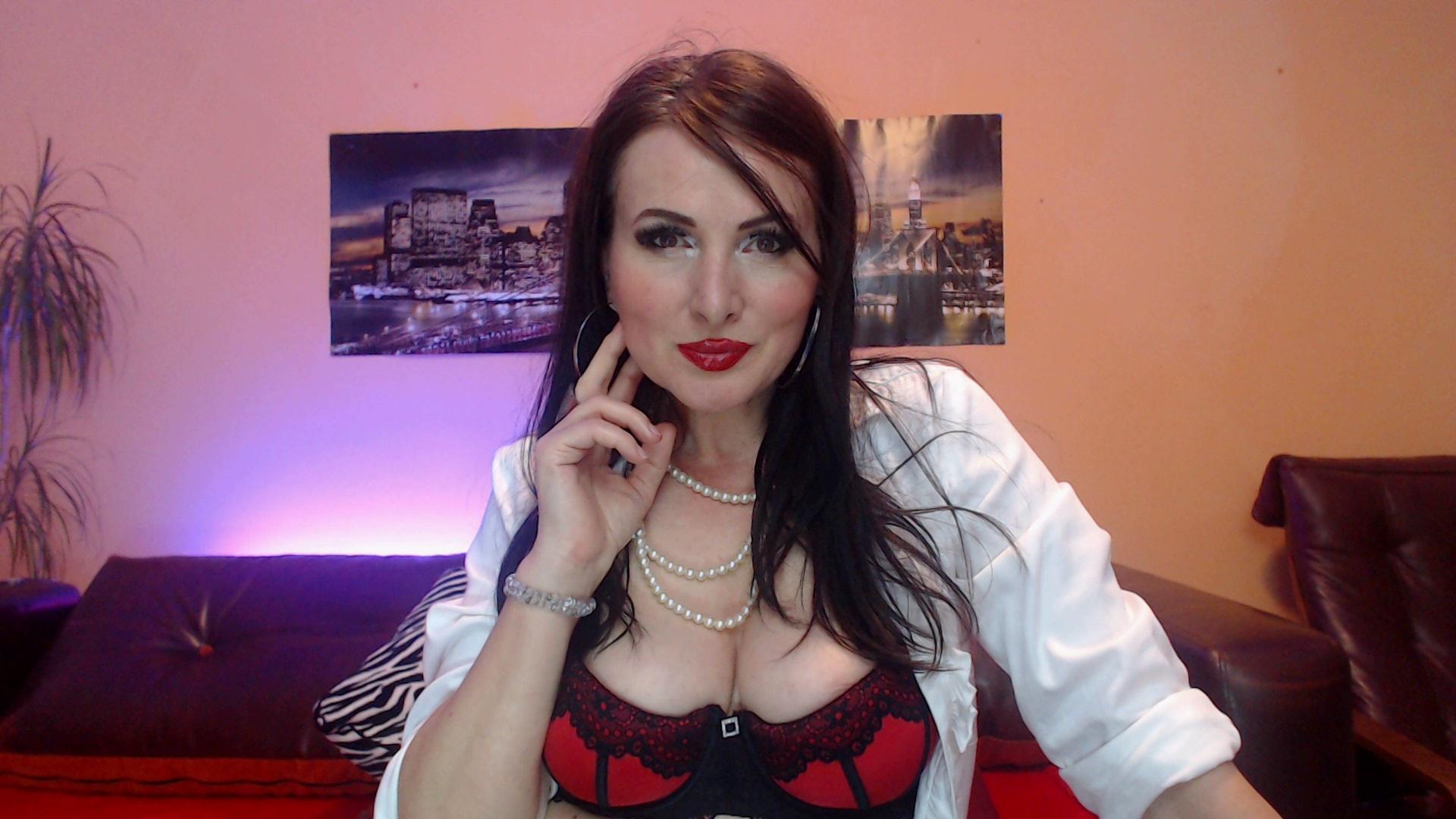 Image of cam model KittyBeau from XloveCam