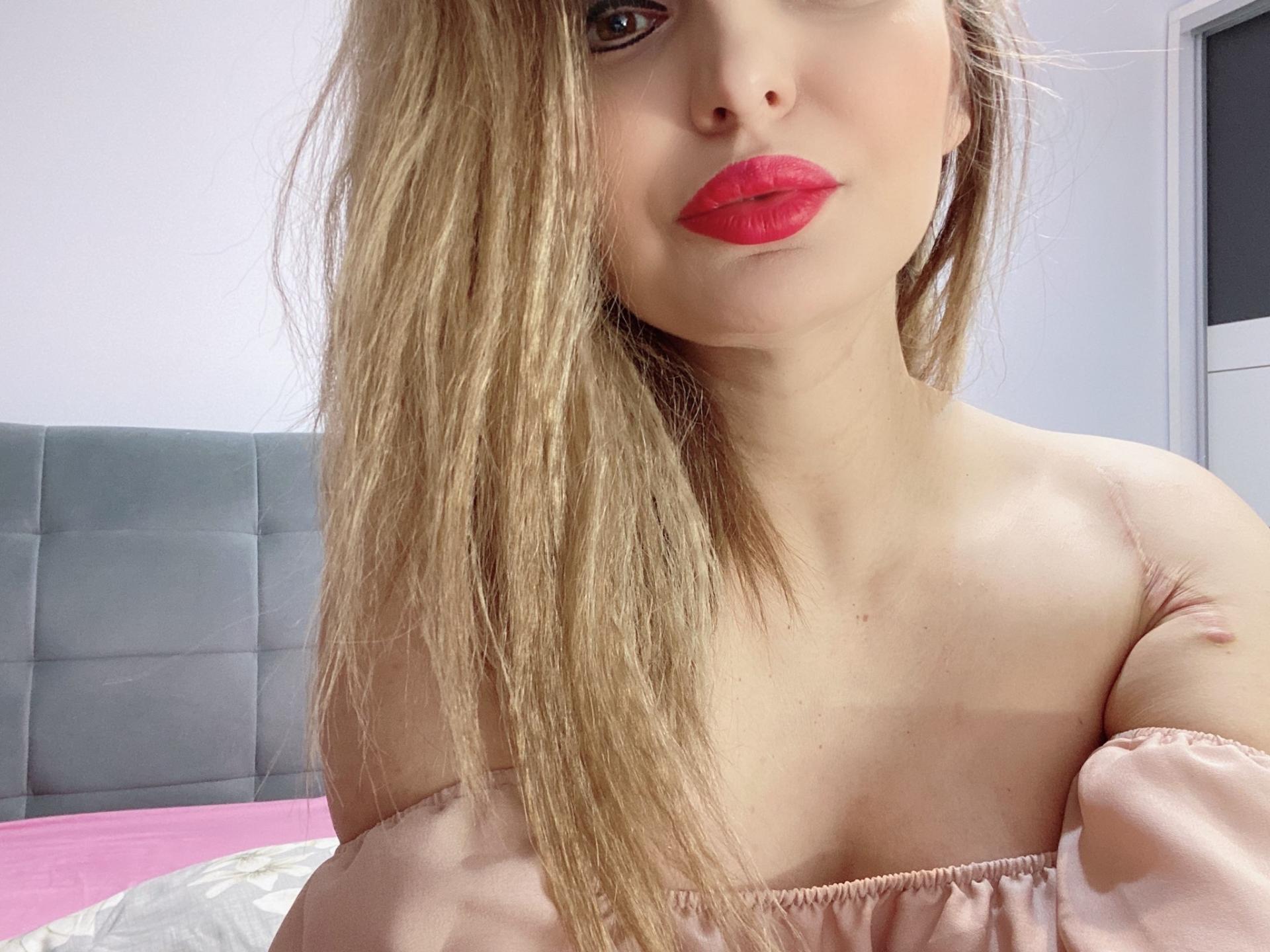 Image of cam model DouceAmelia from XloveCam