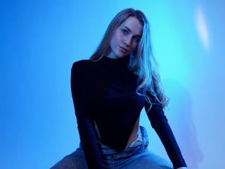 Webcam model AdrianaLolly from XLoveCam