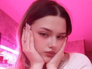 Webcam model AdrianePittillo from XLoveCam