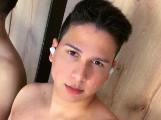 AlvarezAndres Live Cam on XLoveCam