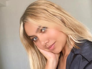 Webcam model AmandaMandri from XLoveCam