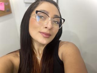 Webcam model AmeliRoux from XLoveCam