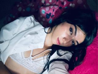 Webcam model AnieCartier from XLoveCam