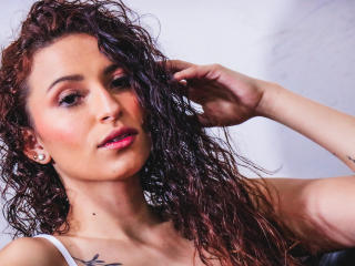 Webcam model AnnaMary from XLoveCam