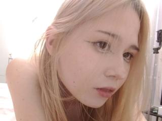 Webcam model AnnieLeonhart69 from XLoveCam