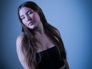 Webcam model BellaSaeenz from XloveCam