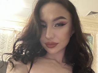 Webcam model CammyIsidora from XLoveCam