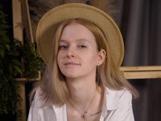 Webcam model CarlottaRenzelman from XloveCam