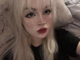 Webcam model CarmeliaPratten from XLoveCam
