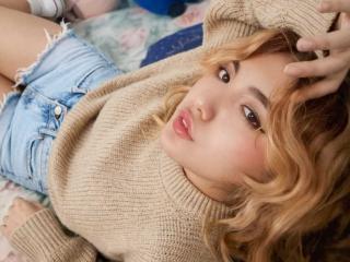 Webcam model CarmesiLm from XLoveCam
