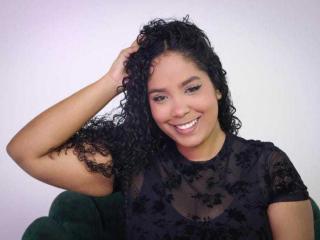 Webcam model CarolinEmml from XLoveCam