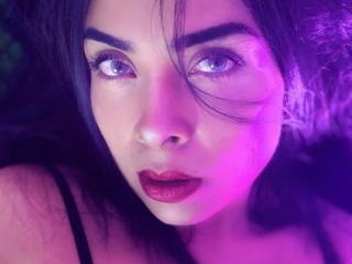 Webcam model CataGuerra from XLoveCam