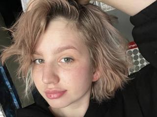 Webcam model ChereServais from XloveCam