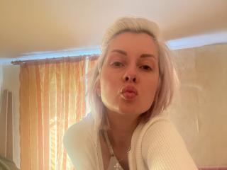 Webcam model ChristinasVinson69 from XloveCam