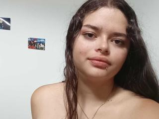 Webcam model CoralineGhibli profile picture